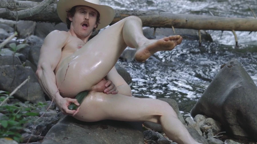 OnlyFans – Tom The Cowboy fucks himself with a cucumber by the river and then cums